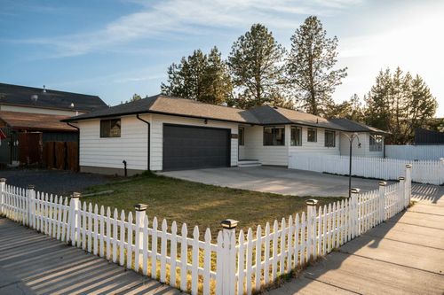 21315 Livingston Dr, Bend, OR, 97701-7405 | Card Image