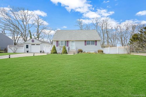 15 Lehigh Ave, Centereach, NY, 11720-3606 | Card Image