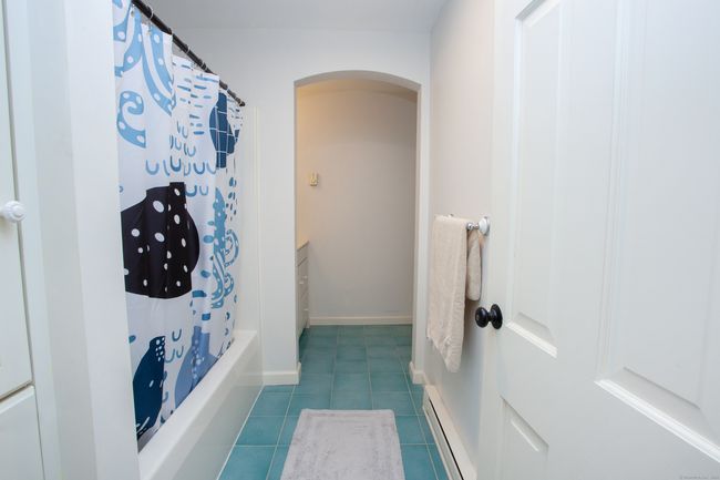 Guest bathroom. | Image 33