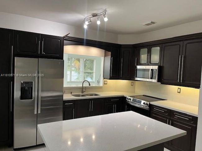 0 - 6983 Sw 161 St Pl, House other with 3 bedrooms, 3 bathrooms and null parking in Miami FL | Image 6