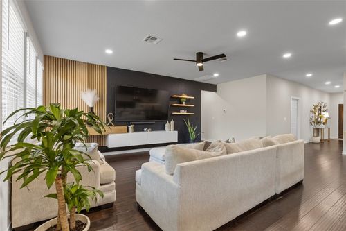 501 Limestone Rd, Liberty Hill, TX, 78642-4905 | Card Image