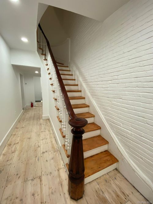 233 Liberty St, Newburgh, NY, 12550-4915 | Card Image