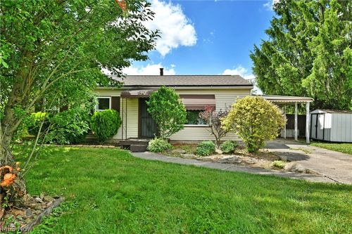 2521 Beech St, Girard, OH, 44420-3104 | Card Image