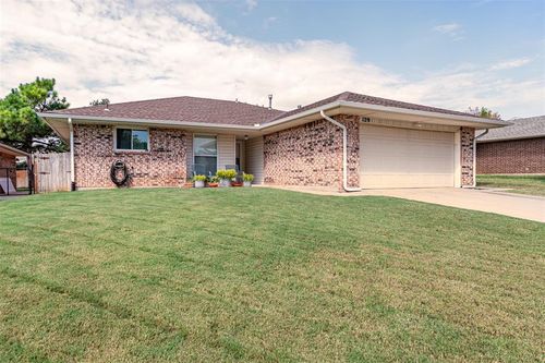129 Oak Tree Dr, Midwest City, OK, 73130-3513 | Card Image