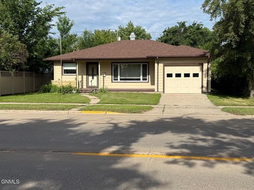 516 2nd Ave Sw, Jamestown, ND, 58401-4111 | Card Image