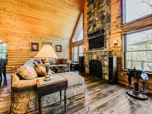 5175 Parview Dr, Clarkston, MI, 48346-2807 | Card Image