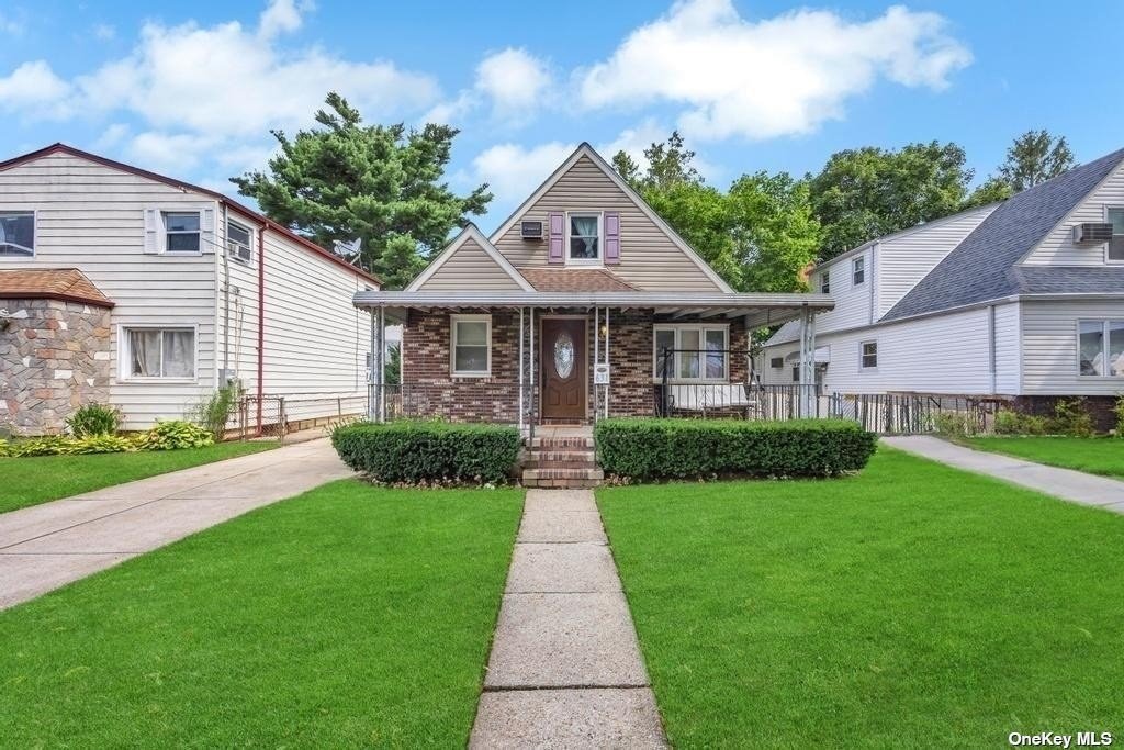 10th Ave, New Hyde Park, NY 11040