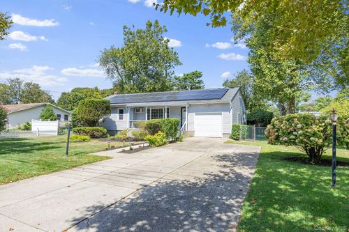 37 Bailey Ave, Bay Shore, NY, 11706-3061 | Card Image