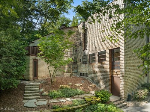 4 Valley Ridge Farm, Chagrin Falls, OH, 44022-6650 | Card Image