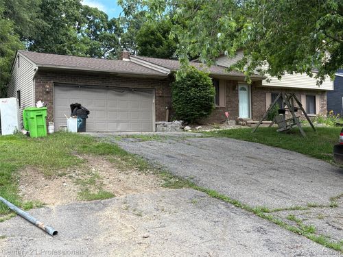 8962 Glasgow Dr, White Lake, MI, 48386-3317 | Card Image