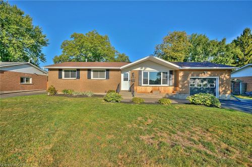 982 John St, Dunnville, ON, N1A2R8 | Card Image
