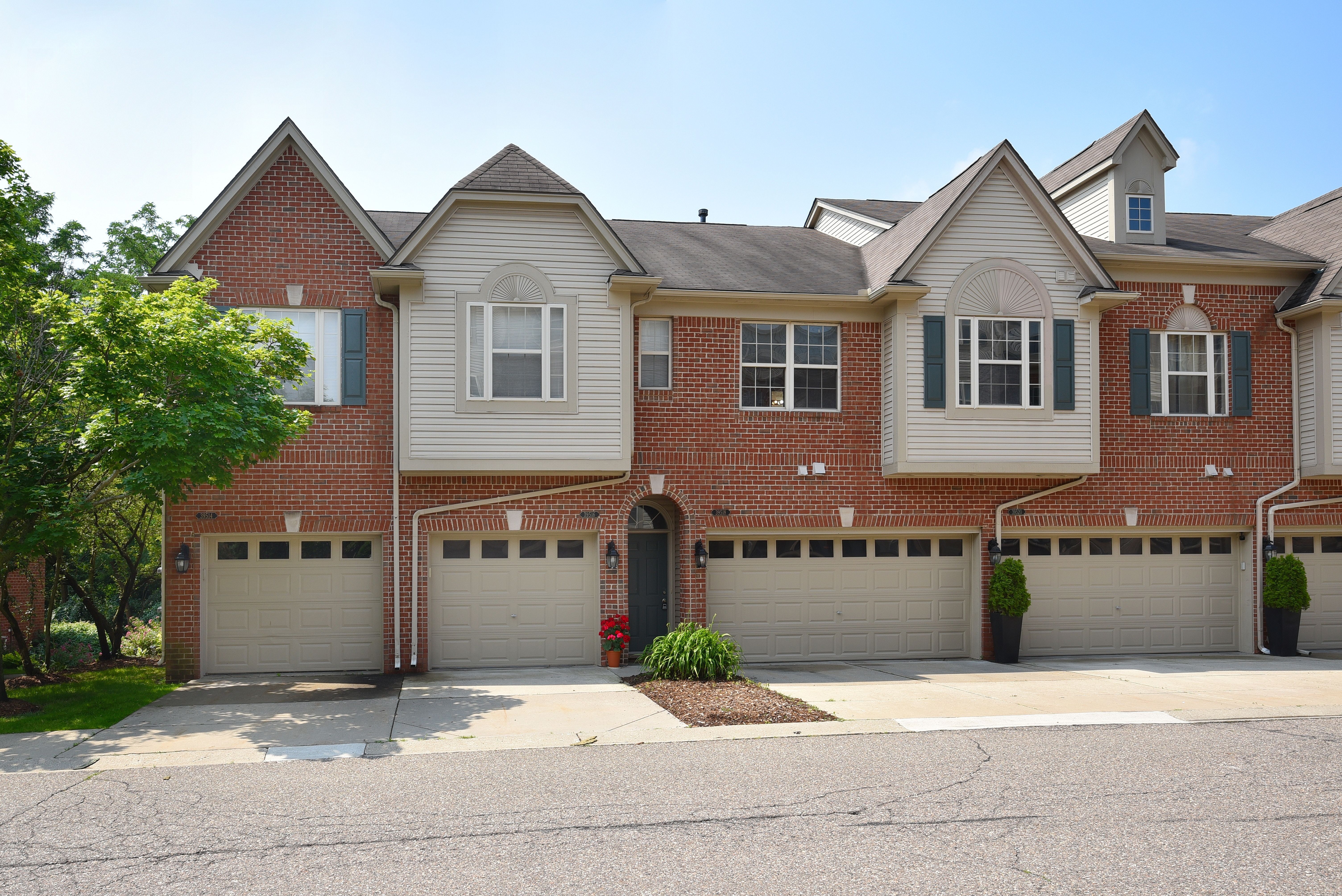 Rockcrest Ln, Northville, MI 48168
