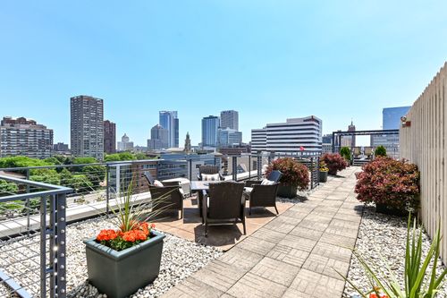 270 E Highland Ave, MILWAUKEE, WI, 53202-6635 | Card Image