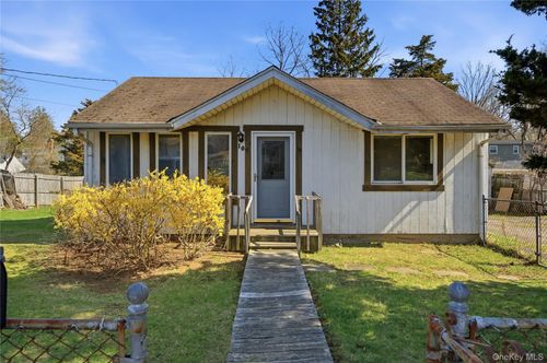 10 Howe St, Huntingtn Sta, NY, 11746-2507 | Card Image