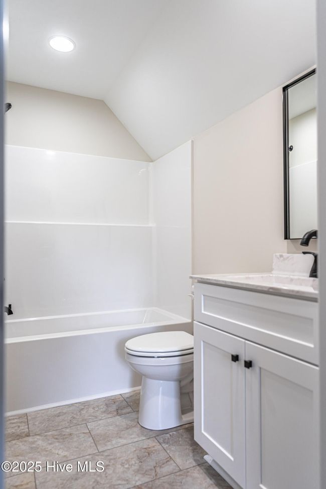 Upper Level Bath | Image 38