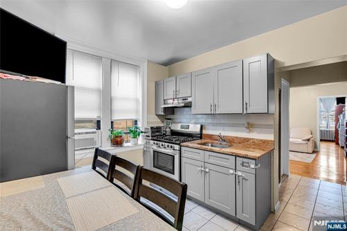 527 34th St, Union City, NJ, 07087-3997 | Card Image