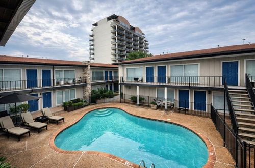 apt-21-414 Marshall St, Houston, TX, 77006-4538 | Card Image