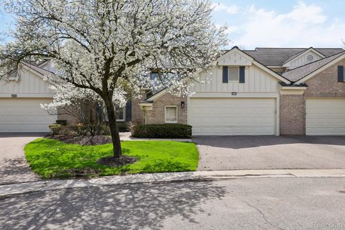 7311 Danbury Dr, West Bloomfield, MI, 48322-3582 | Card Image