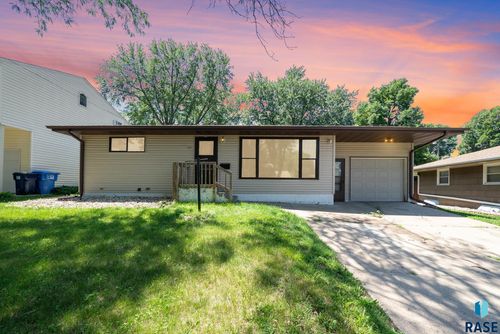805 S Bahnson Ave, Sioux Falls, SD, 57103-2524 | Card Image
