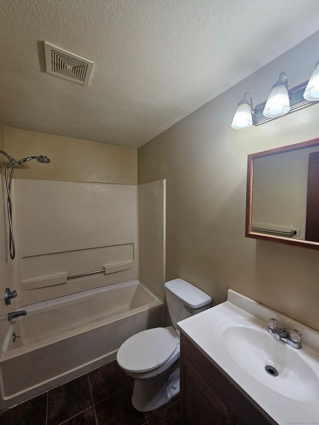 UNIT-1 - 30 Vail St, Condo with 2 bedrooms, 2 bathrooms and 2 parking in Waterbury CT | Image 9