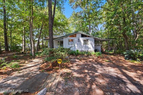9204 Live Oak Ave, Ocean Springs, MS, 39564-8542 | Card Image