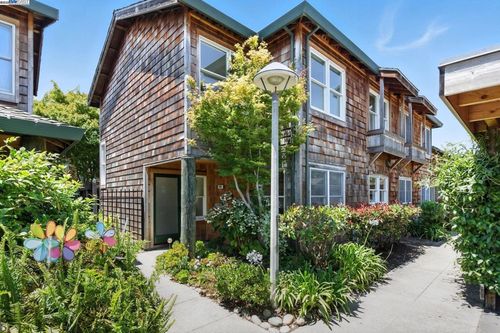 560 Centre Ct, Alameda, CA, 94502-6559 | Card Image