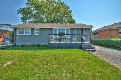 32 Collier Rd S, House other with 3 bedrooms, 2 bathrooms and 5 parking in Thorold ON | Image 2