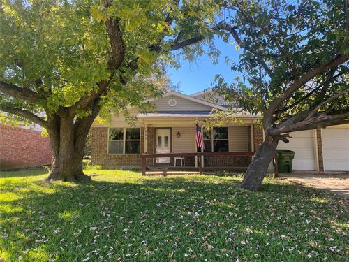 808 N Hughes St, Howe, TX, 75459-3586 | Card Image