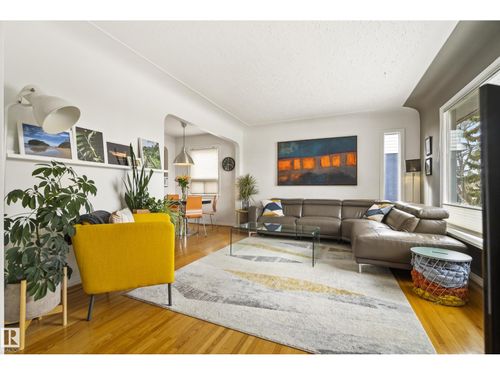 13519 110a Ave Nw, Edmonton, AB, T5M2M8 | Card Image