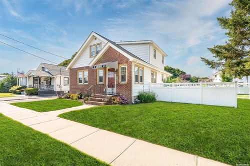 32 Herbert Ave, Lindenhurst, NY, 11757-5318 | Card Image