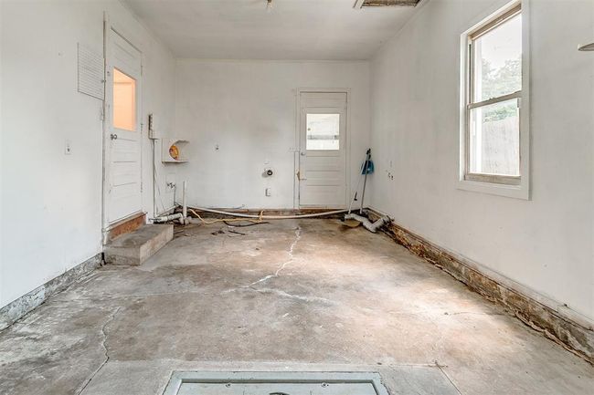 Washer/dryer hookup in garage | Image 22