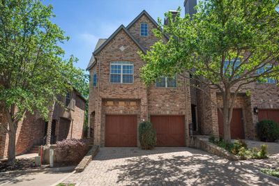 Front facade with a garage | Image 1