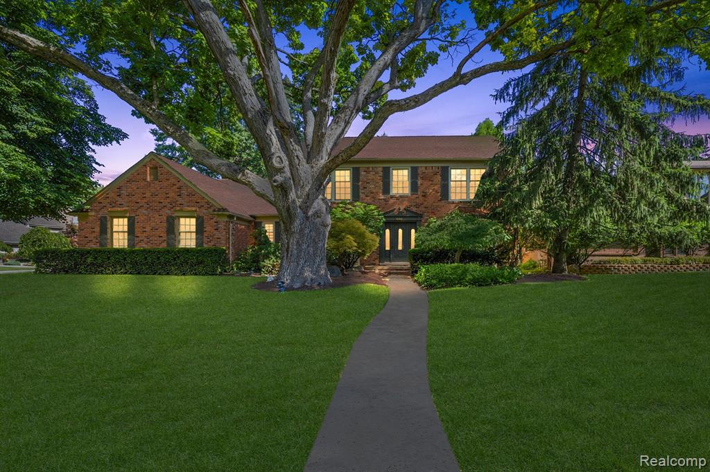 Woodspur Dr, Commerce Township, MI 48382