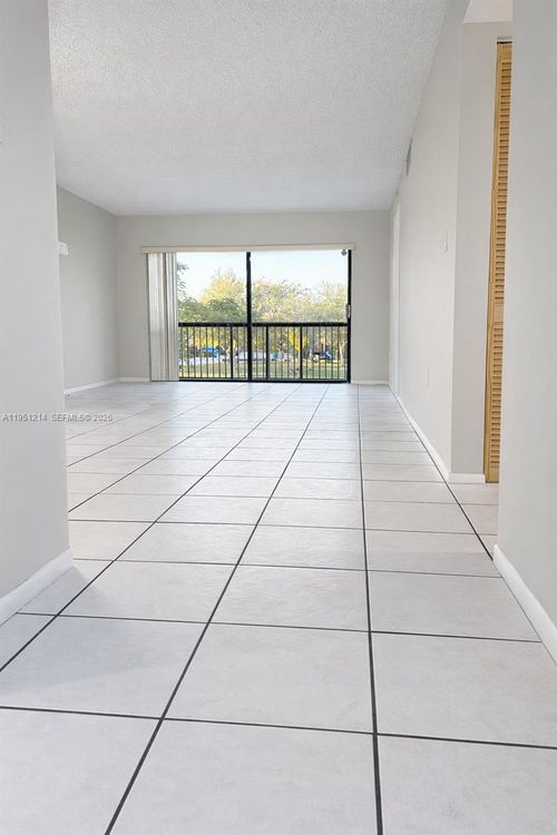 7-10255 Nw 9th Street Cir, Miami, FL, 33172-6642 | Card Image