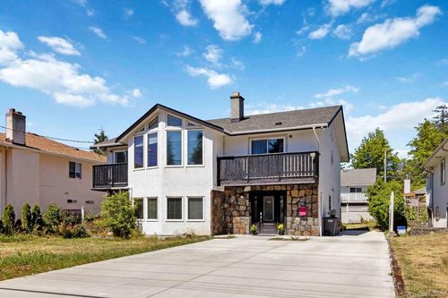 740 Mann Ave, Saanich, BC, V8Z3C2 | Card Image