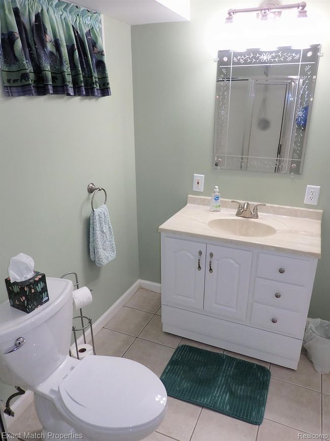 Ceramic tile and updated fixtures | Image 39