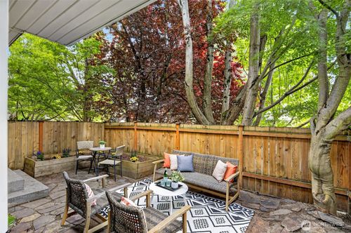 9257 Interlake Avenue N, Seattle, WA, 98103 | Card Image