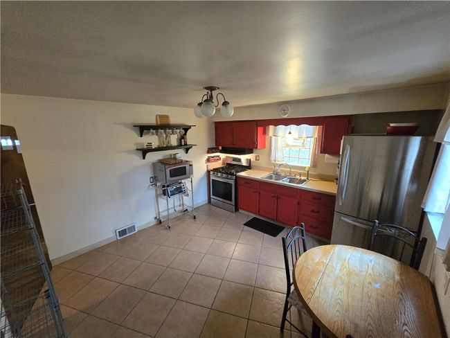 4013 Mcwhinney St, House other with 2 bedrooms, 2 bathrooms and 1 parking in Munhall PA | Image 7
