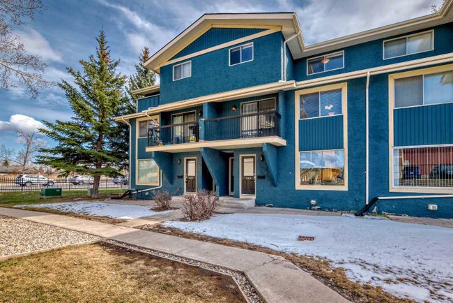 1003 - 2200 Woodview Drive Sw, Home with 2 bedrooms, 1 bathrooms and 1 parking in Calgary AB | Image 1