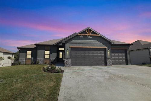 604 Blackhawke Dr, Smithville, MO, 64089-8205 | Card Image