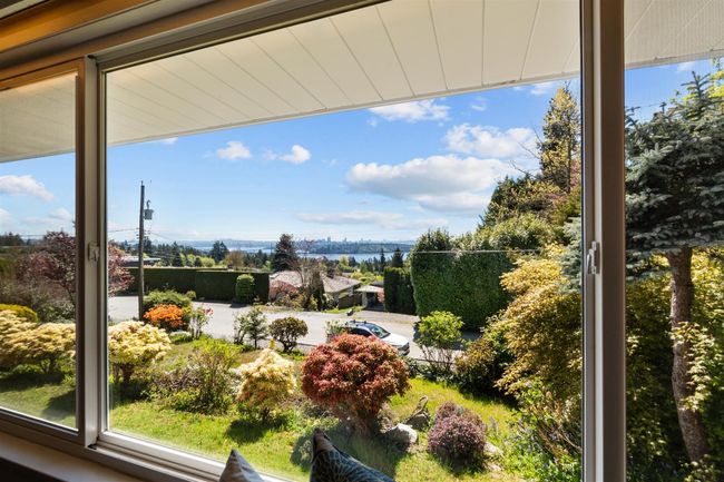 1895 Rosebery Avenue, House other with 6 bedrooms, 3 bathrooms and 4 parking in West Vancouver BC | Image 8