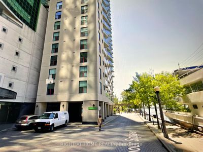 3312 - 99 Harbour Sq, Condo with 2 bedrooms, 2 bathrooms and 1 parking in Toronto ON | Image 2