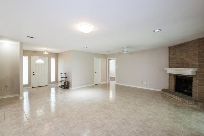 19406 Enchantington Cir, House other with 3 bedrooms, 2 bathrooms and 2 parking in Spring TX | Image 7