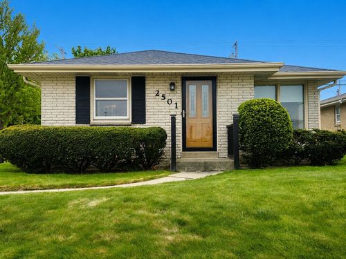 2501 W Layton Ave, Milwaukee, WI, 53221-2716 | Card Image
