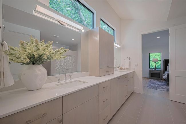 5200 Beech St, House other with 5 bedrooms, 7 bathrooms and 2 parking in Bellaire TX | Image 39