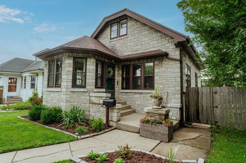 6401 W Oconto Pl, WEST ALLIS, WI, 53219-1456 | Card Image