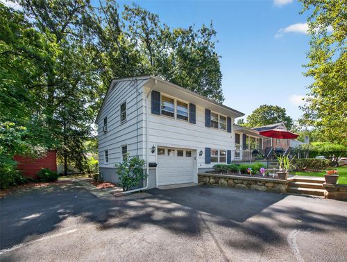 2 Beech Rd, Suffern, NY, 10901-6802 | Card Image