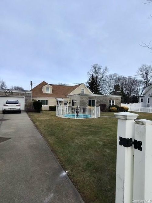 24 Whaley St, Freeport, NY, 11520-4921 | Card Image