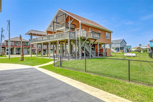 950 Seadrift Dr, House other with 5 bedrooms, 4 bathrooms and null parking in Crystal Beach TX | Image 35