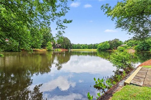 8895 Willowbrae Ln, Roswell, GA, 30076-3572 | Card Image